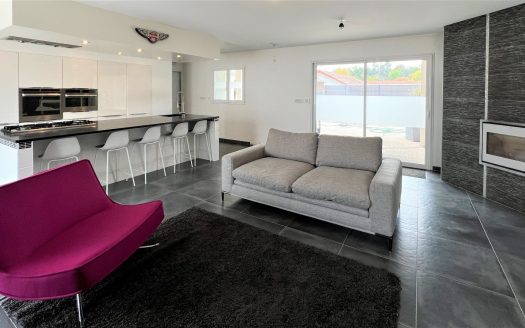 Exclusivity: House T5 of 146 sqm with Garage of 85sqm and Heated Swimming Pool 8m x 4m