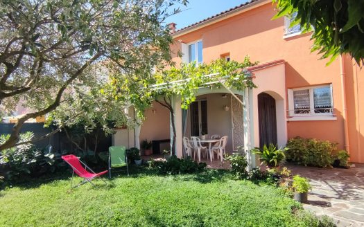 Townhouse with gardens, terrace, summer kitchen and garage