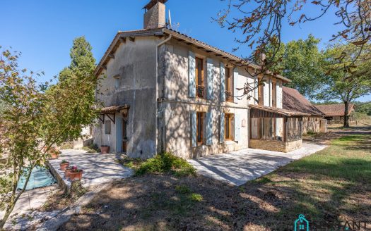 Stone property with 17 acres in Bergerac