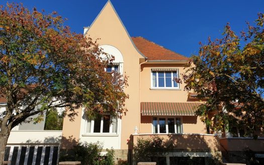 Prestigious house on the shores of the river Allier