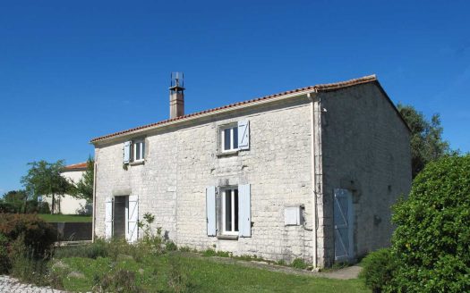CHARENTAISE 250M² – 3/4 BEDROOMSS – GARDEN 1181M²
