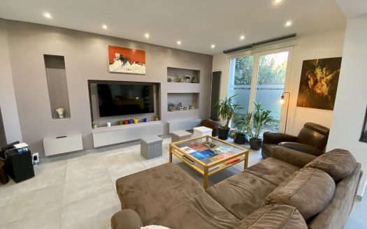 Family house with garden, garage and outbuildings