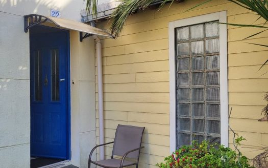 Beautiful townhouse, close to all commerce