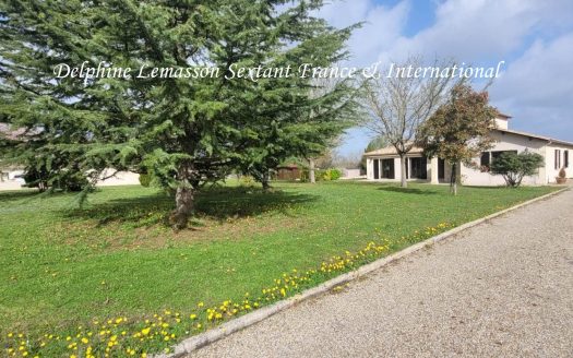 Great location! 4 bedrooms villa, triple garage, walking distance to shops