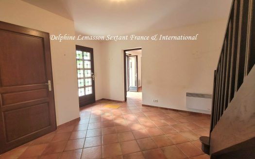 Great location! 4 bedrooms villa, triple garage, walking distance to shops