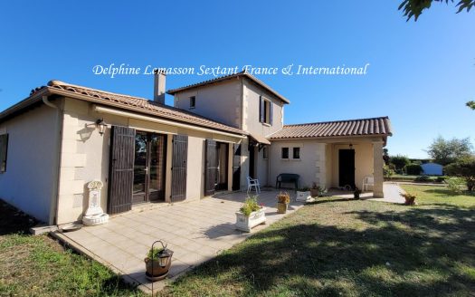 Great location! 4 bedrooms villa, triple garage, walking distance to shops