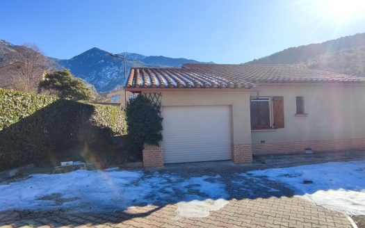 Detached house with garden and garage