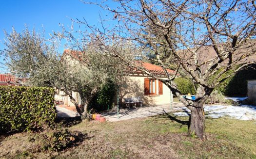 Detached house with garden and garage