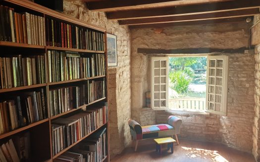 Exceptional Charentais mill of approximately 312sqm on approximately 2.5 hectares, swimming pool and barn of 100sqm