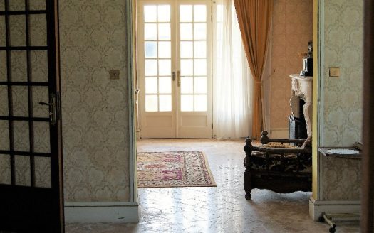 Elegant house to refresh of 255sqm from 1900 and 1970 for the recent part with beautiful materials