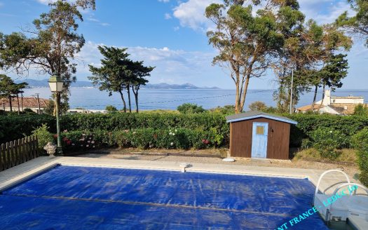 Beautiful house with panoramic sea views, 400m from the beaches. Swimming pool on land of 803 sqm