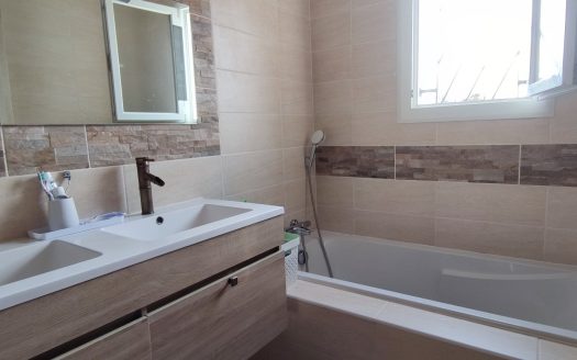 Semi detached house with garden and garage