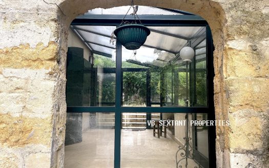 30 minutes from Bordeaux, on the right bank, charming house with outbuildings