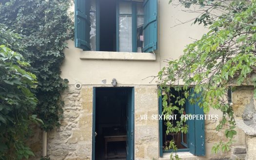 30 minutes from Bordeaux, on the right bank, charming house with outbuildings