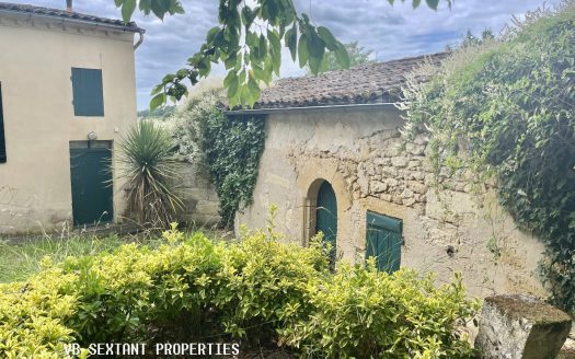 30 minutes from Bordeaux, on the right bank, charming house with outbuildings