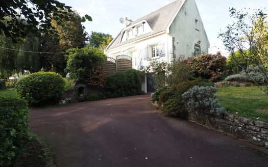 Jolie traditionnelle 4 chambres, sous sol complet sur jardin arboré avec verger