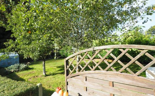 Jolie traditionnelle 4 chambres, sous sol complet sur jardin arboré avec verger