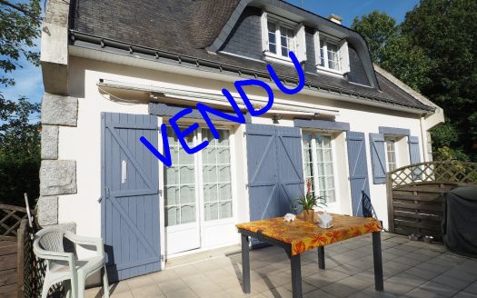 Jolie traditionnelle 4 chambres, sous sol complet sur jardin arboré avec verger
