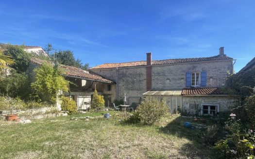 CHARENTAISE OF 133M² WITH GARDEN