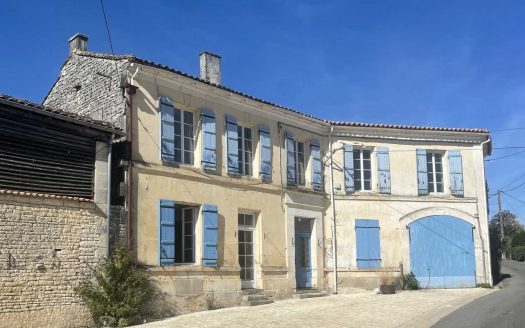 CHARENTAISE OF 133M² WITH GARDEN