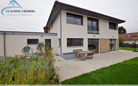 Contemporary House with Mountain View and Strategic Location in La Roche sur Foron
