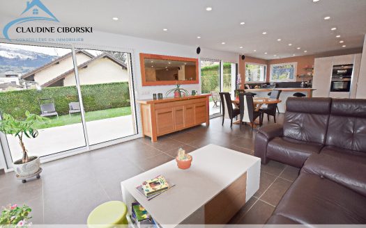 Contemporary House with Mountain View and Strategic Location in La Roche sur Foron