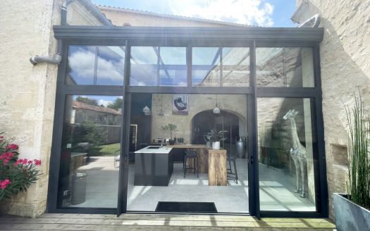 OLD CHARENTAISE ENTIRELY RENOVATED, 7 ROOMS, 282 M²