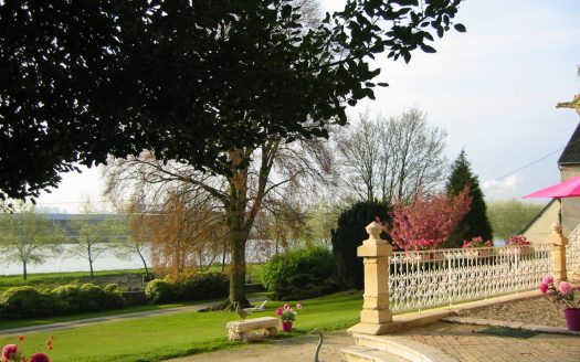 Manor house of 470 sqm in a parc of 5220 sqm with a view of the Seine