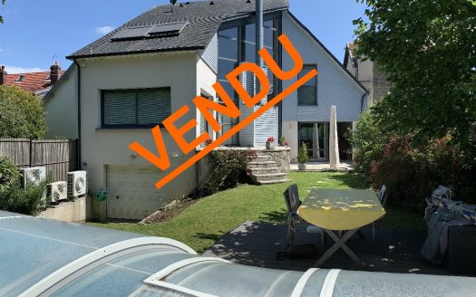 Architect-designed house 249 sqm in the heart of Mont St Aignan