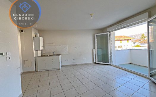 Double Opportunity: T2 with Private Parking in Scionzier, Ideal for Investing or Moving In