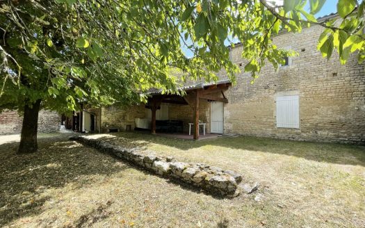 CHARENTAISE OF 289M² WITH GARDEN