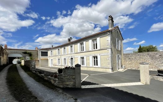 CHARENTAISE OF 289M² WITH GARDEN