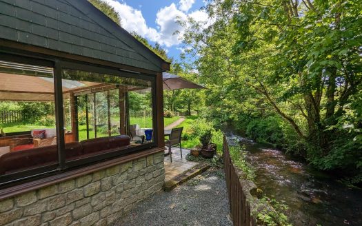 Riverside 4 bed property with a barn
