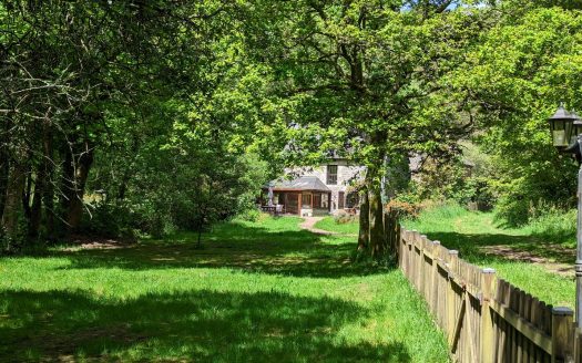 Riverside 4 bed property with a barn