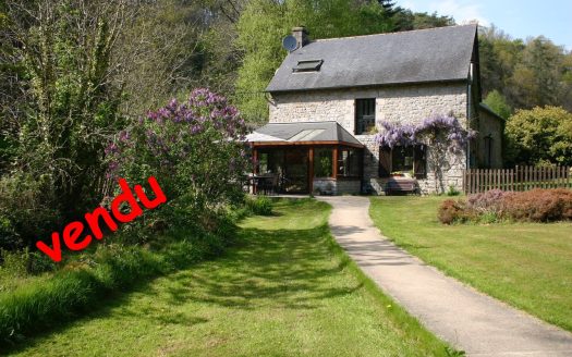 Riverside 4 bed property with a barn