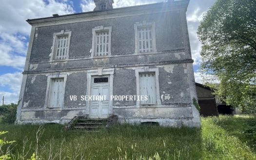 10 minutes from Lake Arjuzanx, beautiful residence and outbuildings