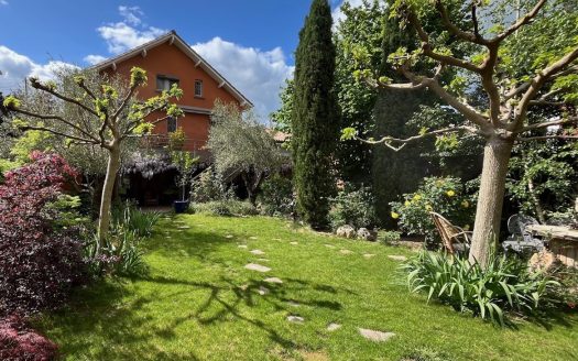 Renovated house from the 30's, garage, beautiful garden