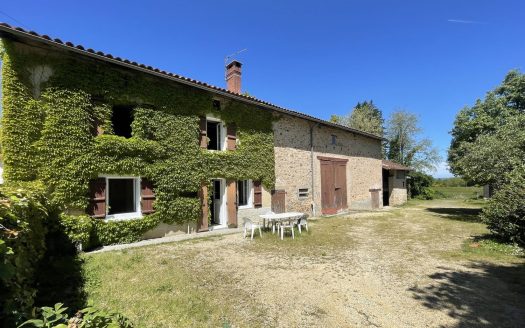 COUNTRY HOUSE WITH OUTBUILDINGS AND 2.4 HA OF LAND