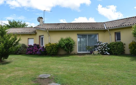 Single storey house with 3 bedrooms and garage