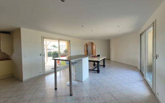 Single storey house with 3 bedrooms and garage