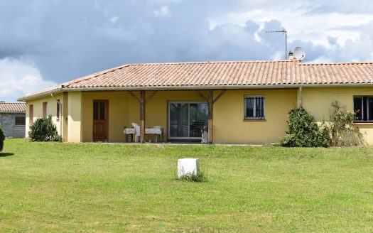 Single storey house with 3 bedrooms and garage