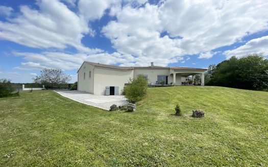 HOUSE BUILT IN 2010 OF 198M² ON A PLOT OF MORE THAN 6590M²