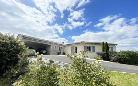 HOUSE BUILT IN 2010 OF 198M² ON A PLOT OF MORE THAN 6590M²