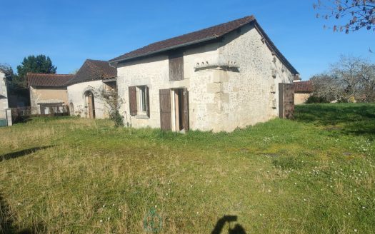 Ensemble immobilier maison + grange sur un terrain de 4000 M2 en Dordogne