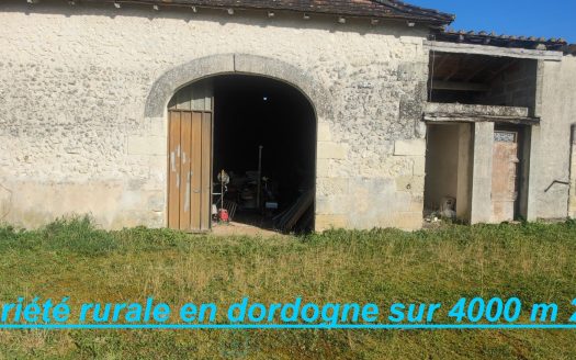 Ensemble immobilier maison + grange sur un terrain de 4000 M2 en Dordogne