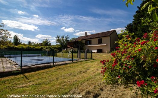 Quiet single-storey house with swimming pool