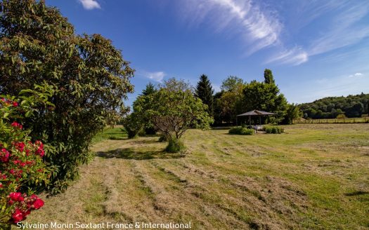 Quiet single-storey house with swimming pool