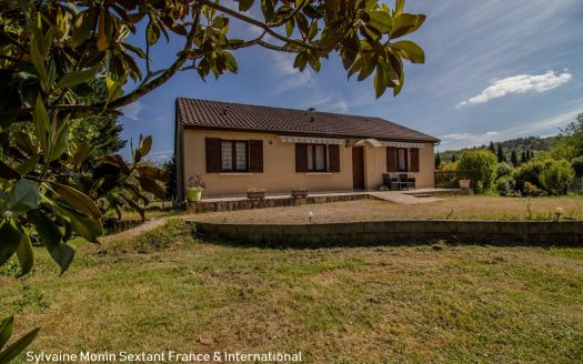 Quiet single-storey house with swimming pool