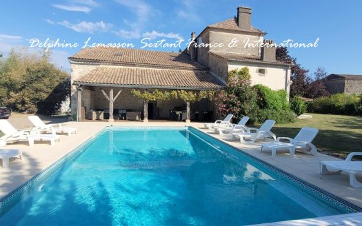 Elegant Maison de Maitre with heated pool, park and attached barn