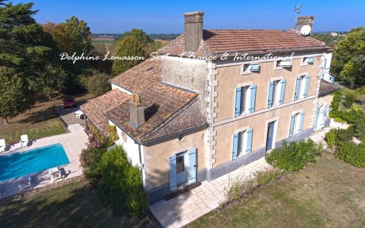 Elegant Maison de Maitre with heated pool, park and attached barn